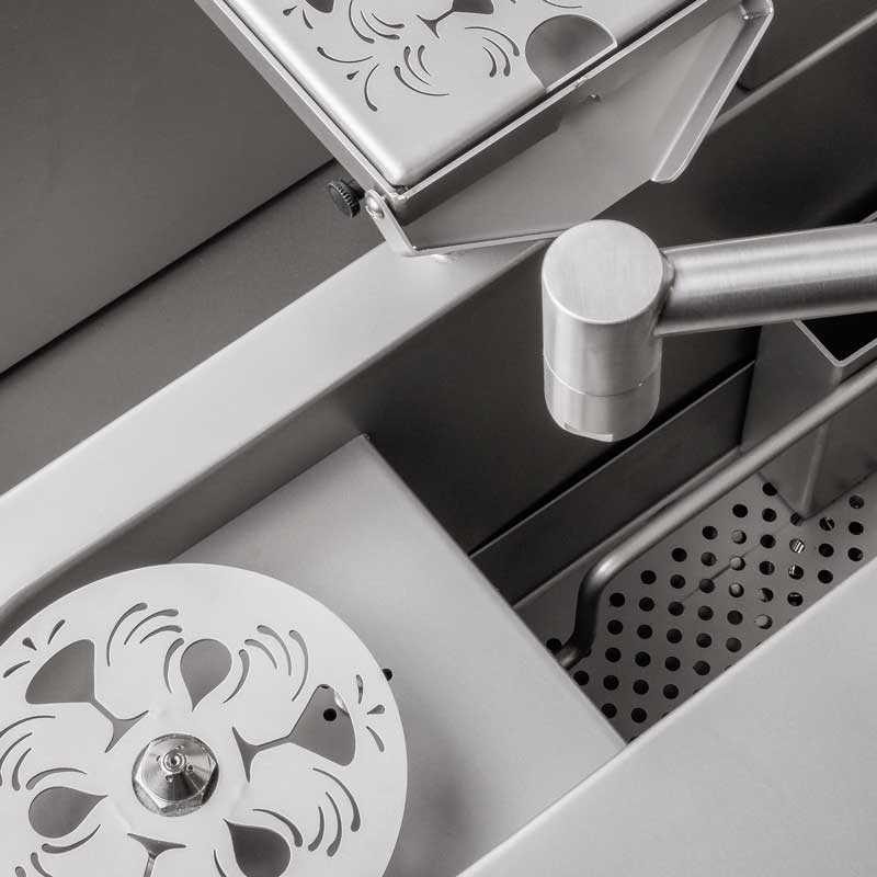Engraved work surface with glass rinser, ice well and sink side by side